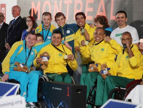 Equipe brasileira vibra com o ouro e o recorde americano do revezamento (Foto: Marcelo Régua/CPB)
