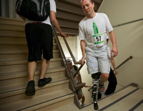 Zac Vawter ficou conhecido em novembro passado, quando subiu 103 lances de escada da Willis Tower, em Chicago, usando uma prótese na perna direita comandada por seu cérebro. | Foto: Reuters