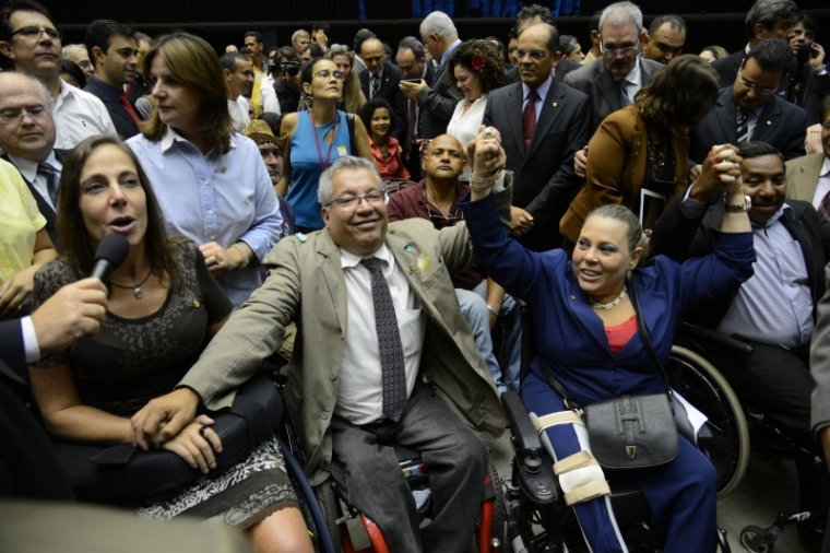 Plenário aprovou texto que permite às pessoas com deficiência se aposentarem com menos tempo de contribuição.