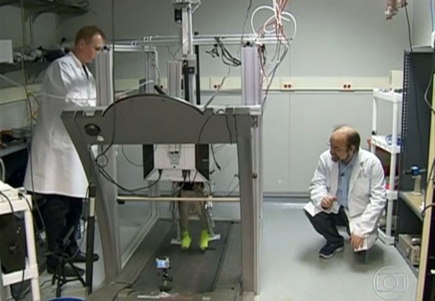 O cientista Miguel Nicolelis (à direita) observa macaco caminhando em esteira durante experimento em seu laboratório nos EUA (Foto: Reprodução/TV Globo)