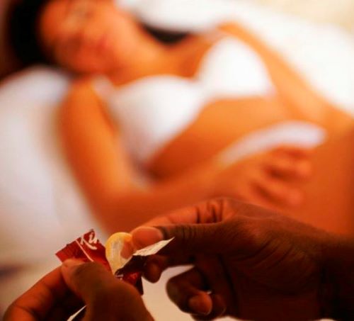 Apesar da resistência cultural, é fundamental não abrir mão do preservativo, mesmo durante as preliminares. | Foto: Divulgação